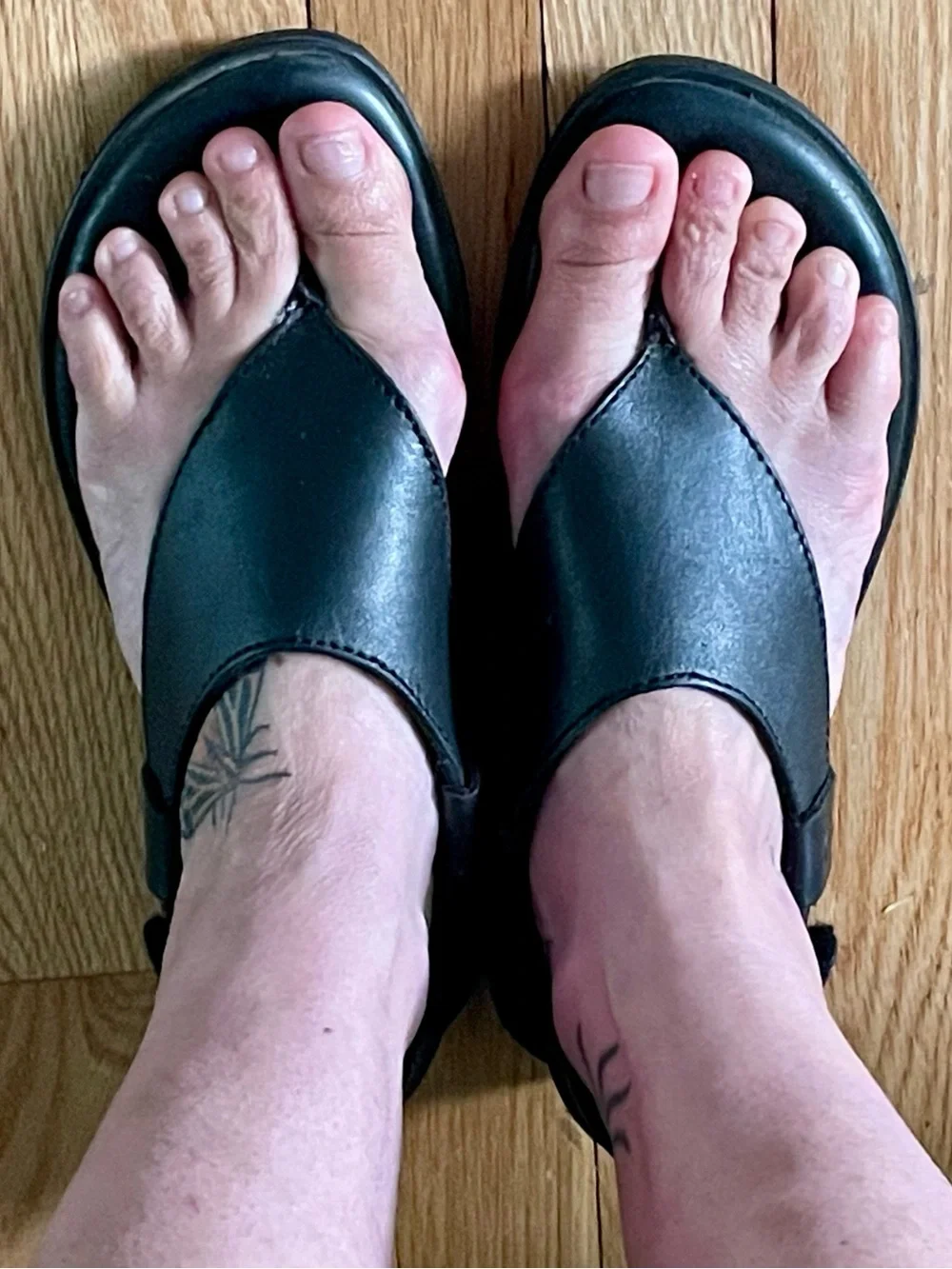 Born Black Leather Thong Style Adjustable Back Strap Sandals Size 6